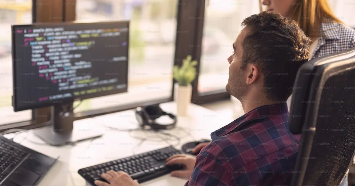 كود تكامل واجهة برمجة تطبيقات الدفع على شاشة مطور مع وثائق تقنية