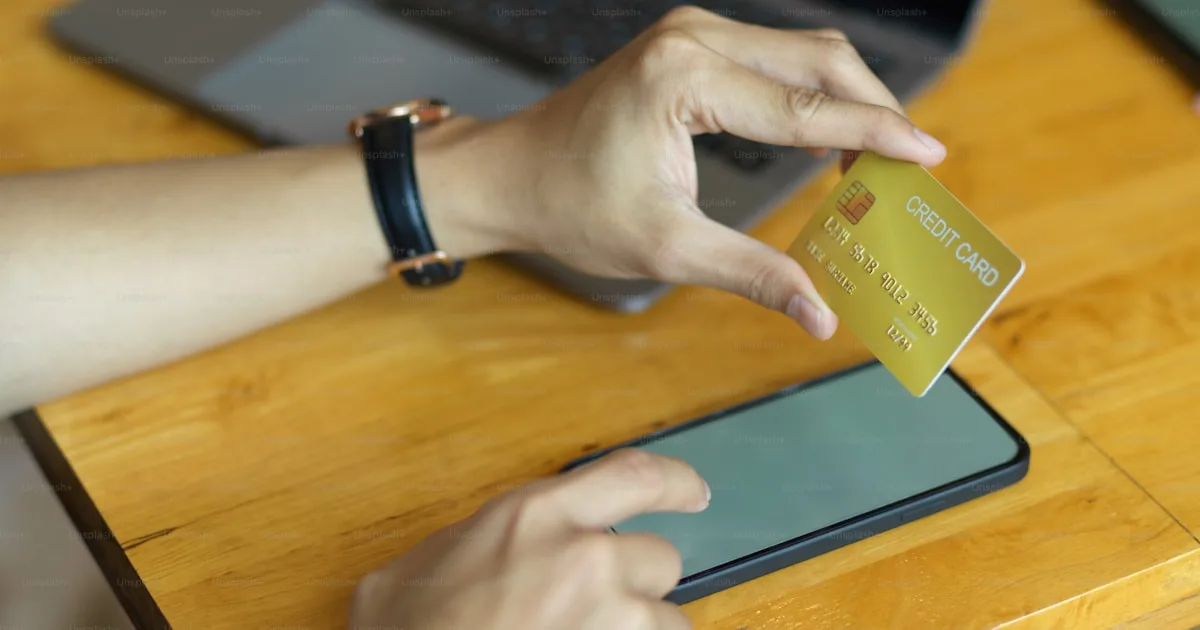 Carte bancaire en marque blanche personnalisee aux couleurs d'une entreprise marocaine, emise via une infrastructure BaaS