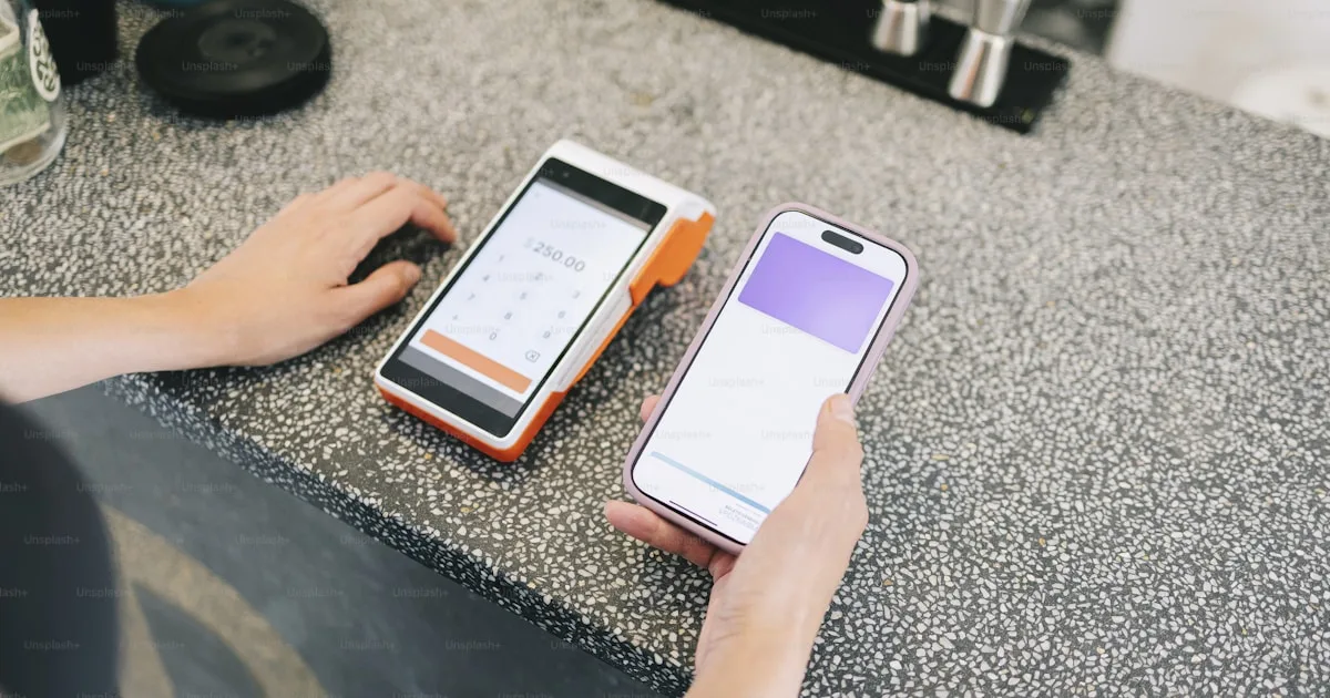 الدفع عبر الهاتف المحمول بواسطة رمز QR عبر Maroc Pay على هاتف ذكي في المغرب