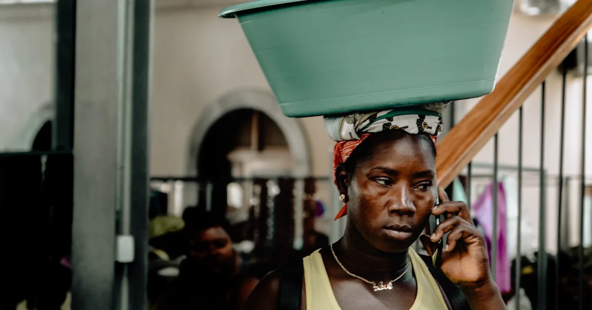 Agent de paiement dans un point de vente au Maroc effectuant une operation de cash-in pour un client